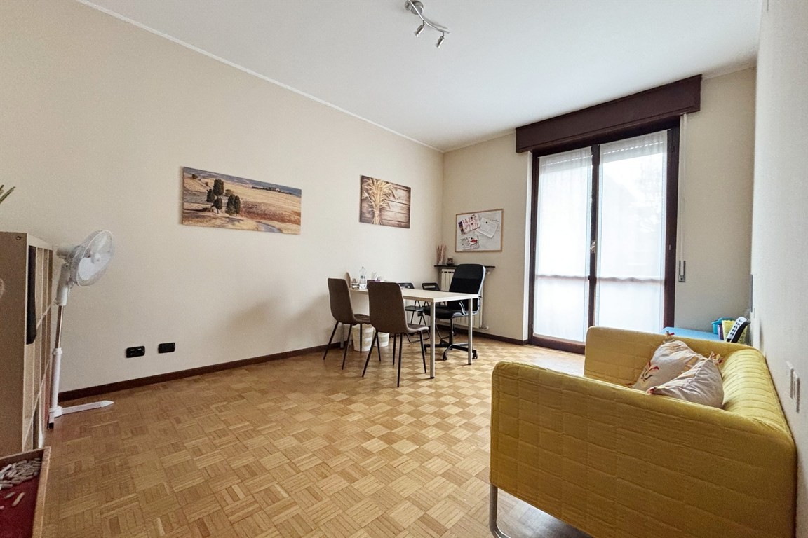 Via Rota - ufficio in affitto 3 vani + servizio